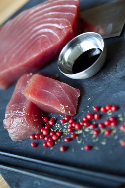 Ham ton balığı parçaları