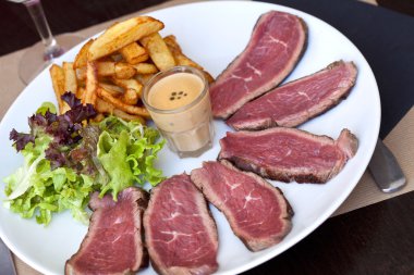 Dilimlenmiş biftek ile kızarmış patates