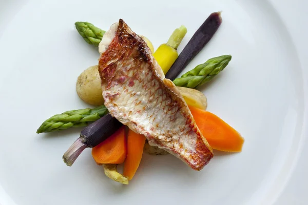 Red mullet, carrots and asparagus — Stock Photo, Image