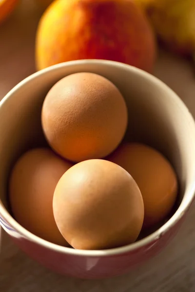 Eieren in een kom voor het koken — Stockfoto