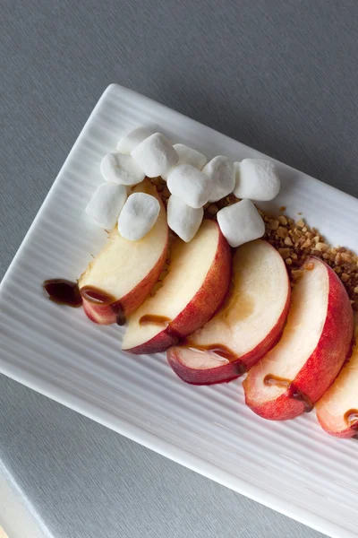 Dessert med persika, strawberry sorbet, nötter och marshmallow — Stockfoto