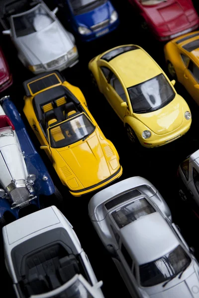 Eski oyuncak arabalar