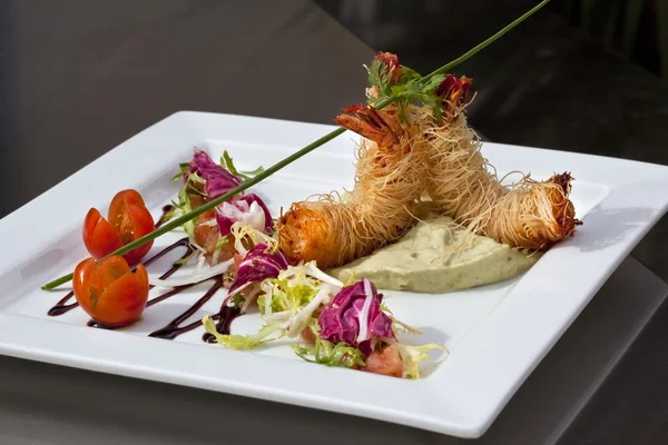 Prawns chips, guacamole and salad — Stock Photo, Image