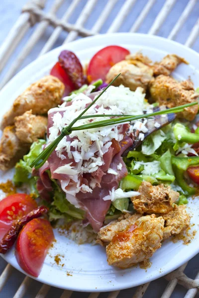 Insalata con pollo, pomodori — Foto Stock