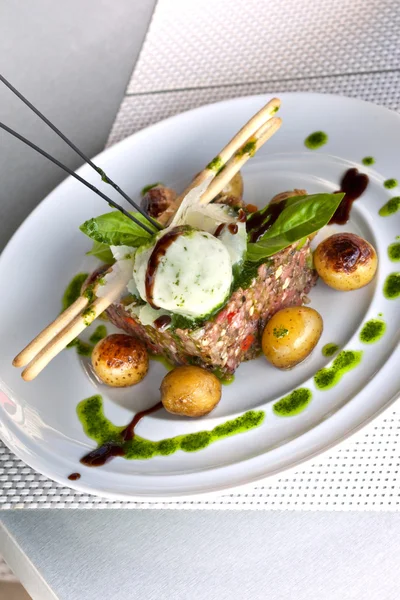 Steak tartare buz otlar ve kavrulmuş patates ile