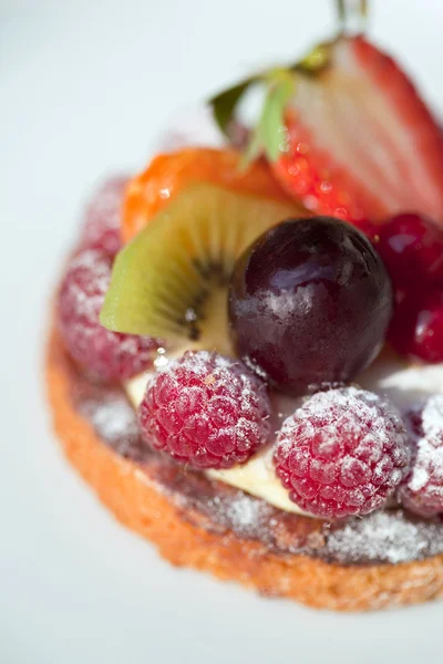 Pastry with fresh fruits — Stock Photo, Image