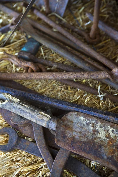 Alte Metallwerkzeuge Auf Stroh — Stockfoto