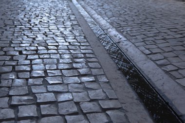 Sokak ang oluk döşeli