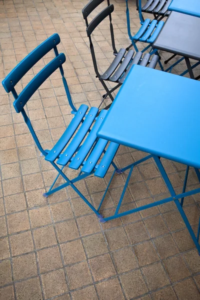 Modré stoly a židlemi — Stock fotografie