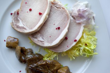 Domuz eti confit, mantar, sarımsak ve yeşil salata