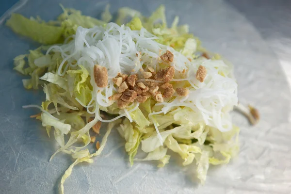 Gemischter Salat Mit Kohl Nudeln Und Erdnüssen — Stockfoto