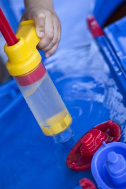 Bir havuzda oynarken