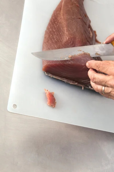 Styckning rå tonfisk — Stockfoto