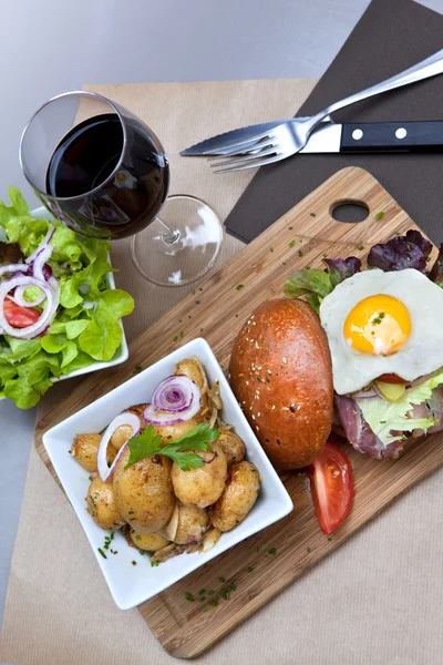 Hamburger and salad — Stock Photo, Image