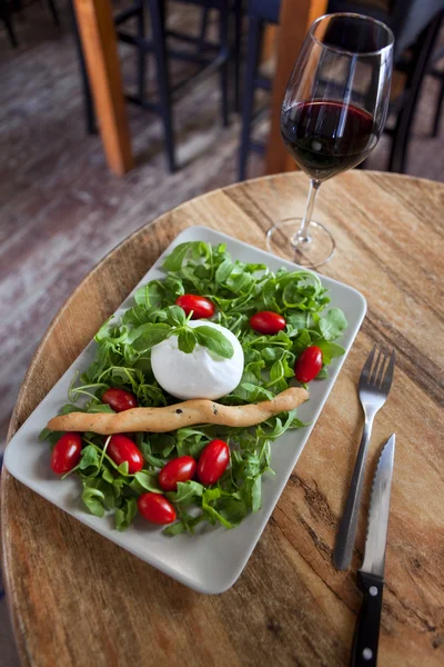 Mozzarella and salad — Stock Photo, Image