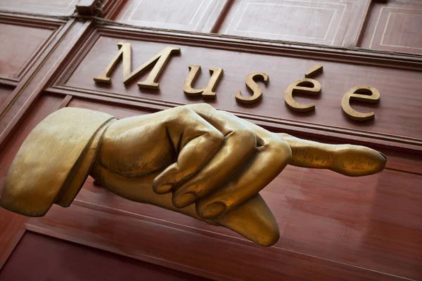 Handzeichen vor einem Museum — Stockfoto