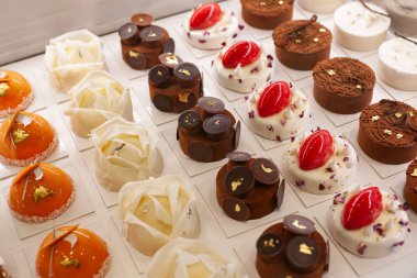 Bir vitrinde dondurulmuş tatlılar