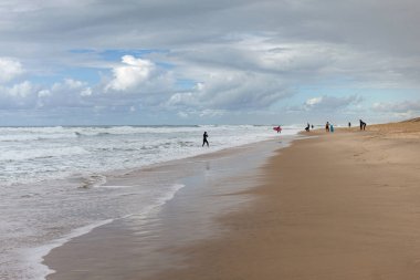 Sonbaharda sahilde sörfçüler