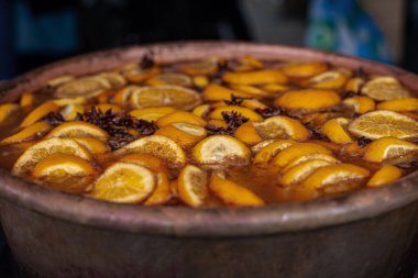 Bakır kapta portakallı sangria