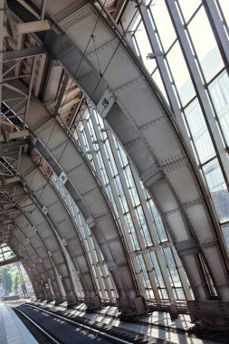 Berlin tren istasyonunda metal kemerler