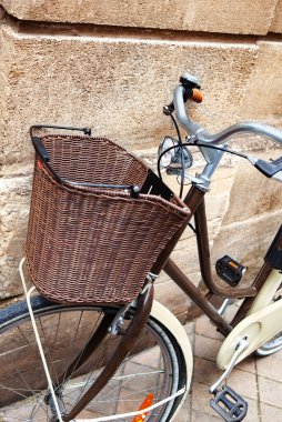 Hasır, bisiklette sepet taşıyor.