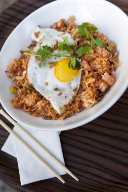 Pirinç, karides ve yumurta