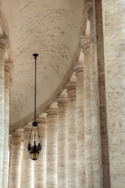 Roma 'daki St. Peter Meydanı' nda sütunlar.