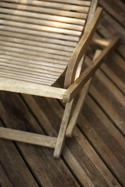 Holzliegestuhl Auf Einer Holzterrasse — Stockfoto