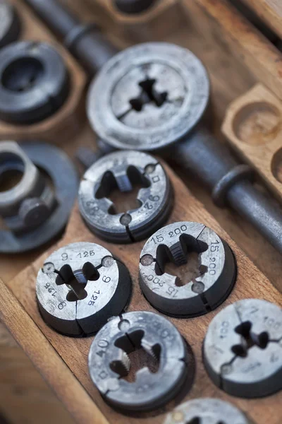 Metalldelar i en workshop — Stockfoto
