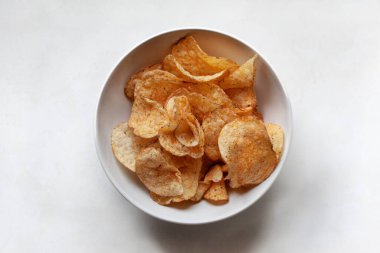 Beyaz bir kase içinde patates cipsi
