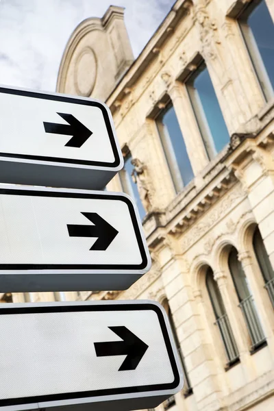 Signalisation routière dans la ville — Photo