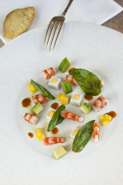 Salada de camarões e abacate — Fotografia de Stock