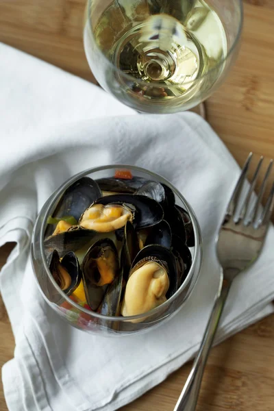 Mejillones y vino sobre una mesa —  Fotos de Stock