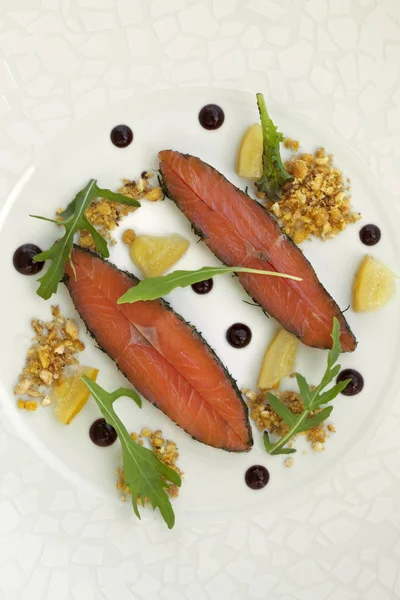 Ensalada de salmón en un plato — Foto de Stock
