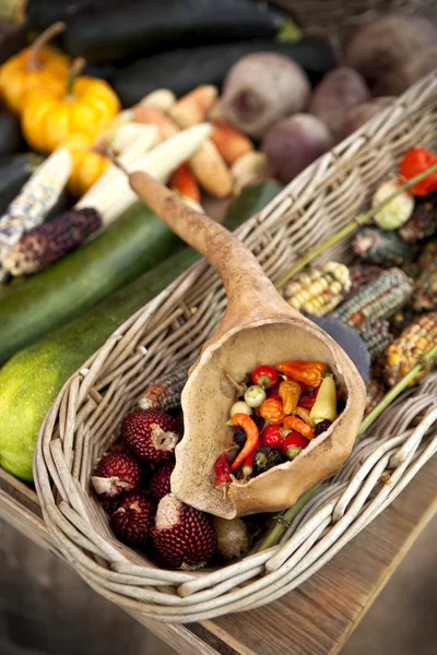 Vegetais em uma banca de mercado — Fotografia de Stock