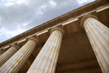 Bordeaux şehrinde taş sütunlar