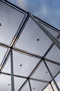 Bir bahçe içinde tuval sığınak