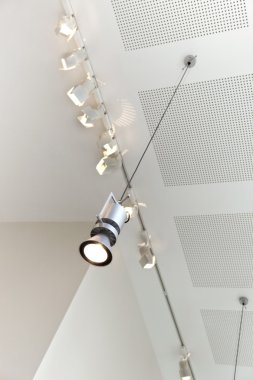 Modern bir evin içinde lamba ve tasarım noktalar