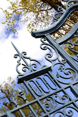 Fransız bir parkta eski bir Ferforje kapı detay