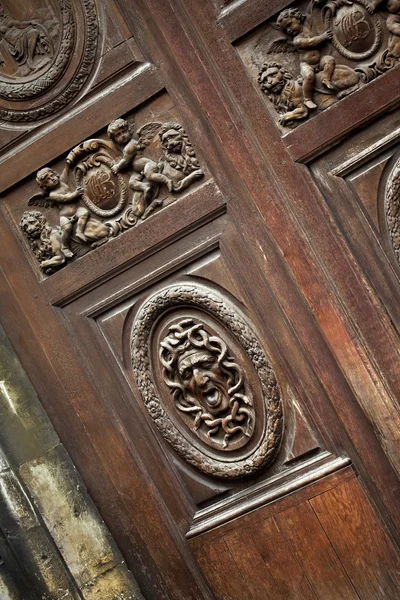 ファサードに木製のドア — ストック写真