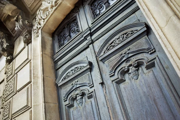 Porta de madeira de uma casa velha — Fotografia de Stock