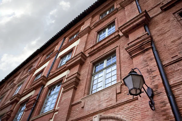 Fachada de una casa de ladrillo — Foto de Stock