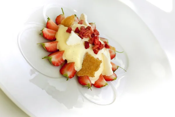 Fraises et crème sur une assiette — Photo