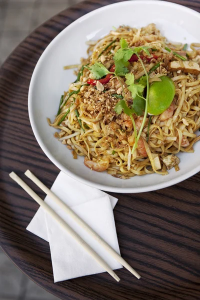 Fideos asiáticos en un plato — Foto de Stock