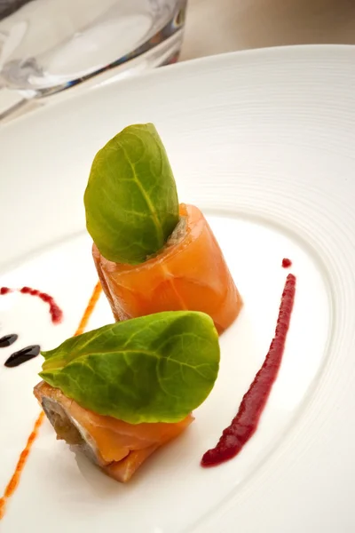 Filete de salmón y ensalada — Foto de Stock