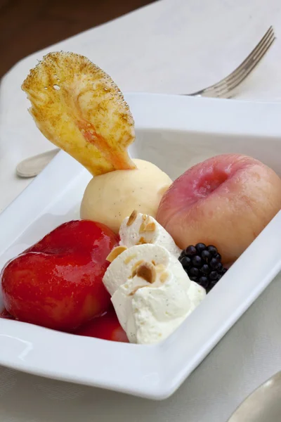 Crème glacée et fruits — Photo