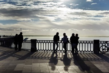 Alacakaranlıkta siluetleri