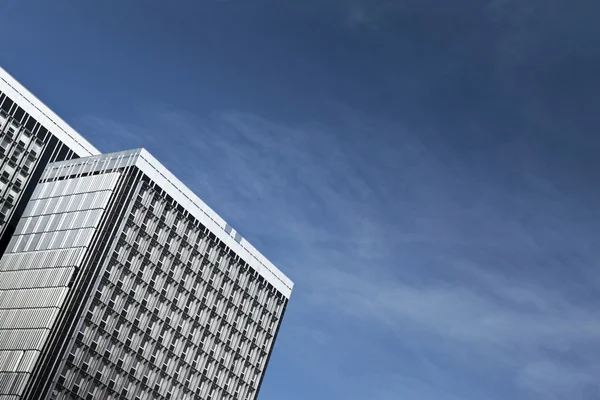 Moderne Gebäude und blauer Himmel — Stockfoto