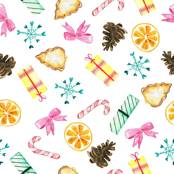 Акварель бесшовный фон с зимними элементами. Рождественский узор. Сушеный апельсин, конус, лук, пряники, конфеты, подарки, снежинка. — стоковое фото