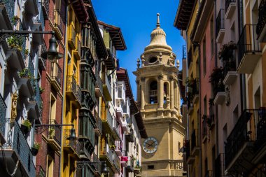 İspanya 'da Pamplona' nın renkli sokakları